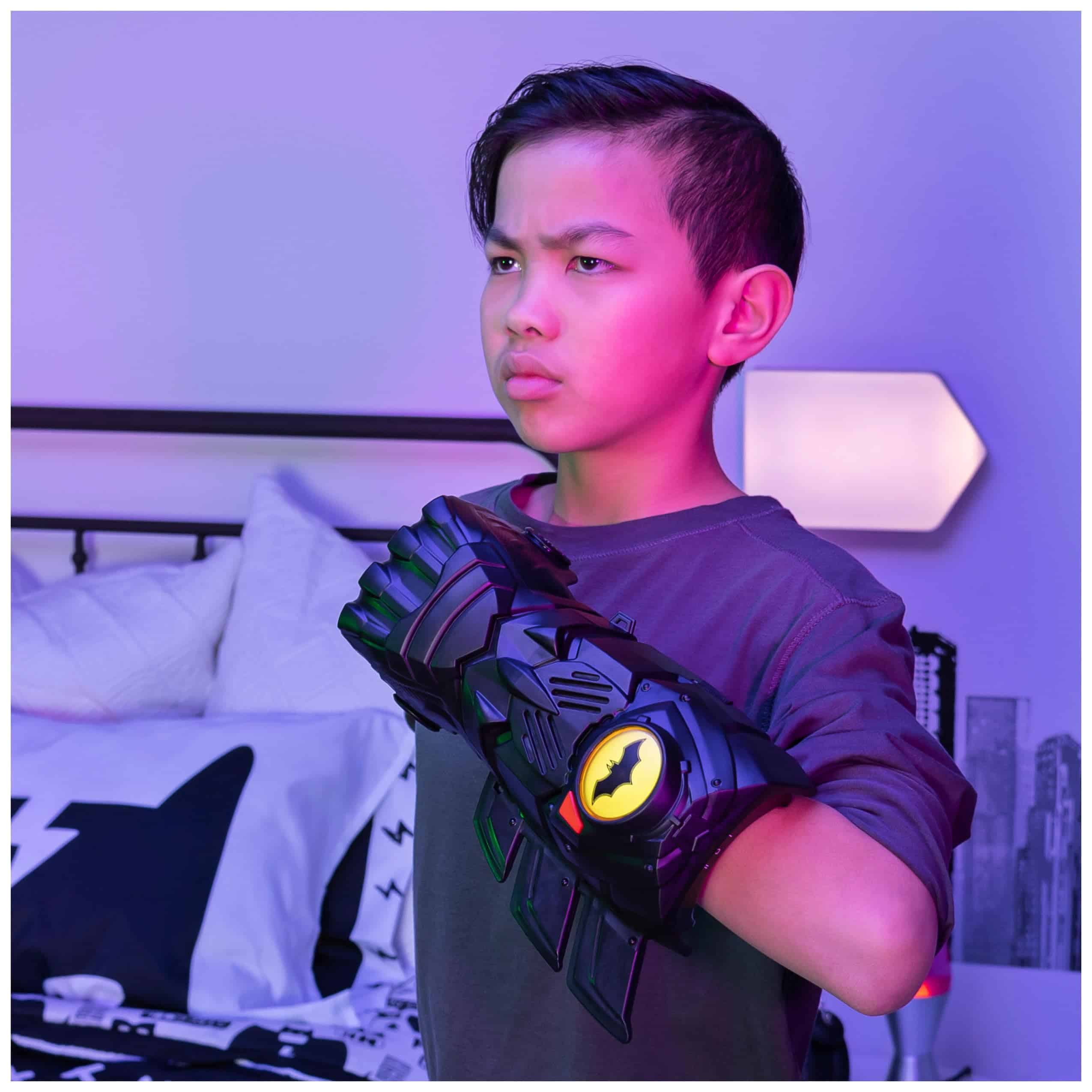 Batman, Interactive Gauntlet with Over 15 Phrases and Sounds, for Kids Aged 4 and Up - Image 6